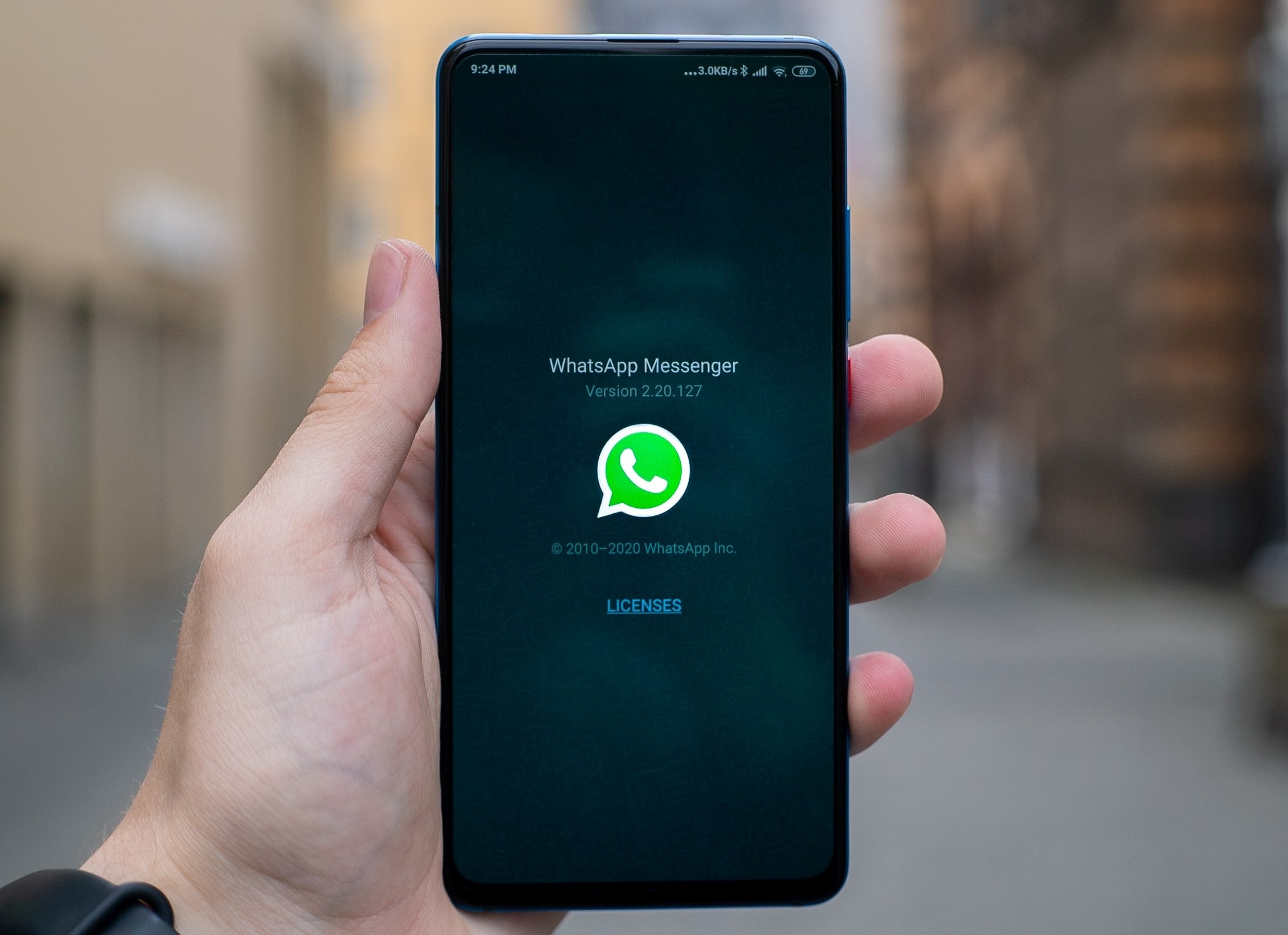 Un dispositivo con la aplicaicón de WhatsApp