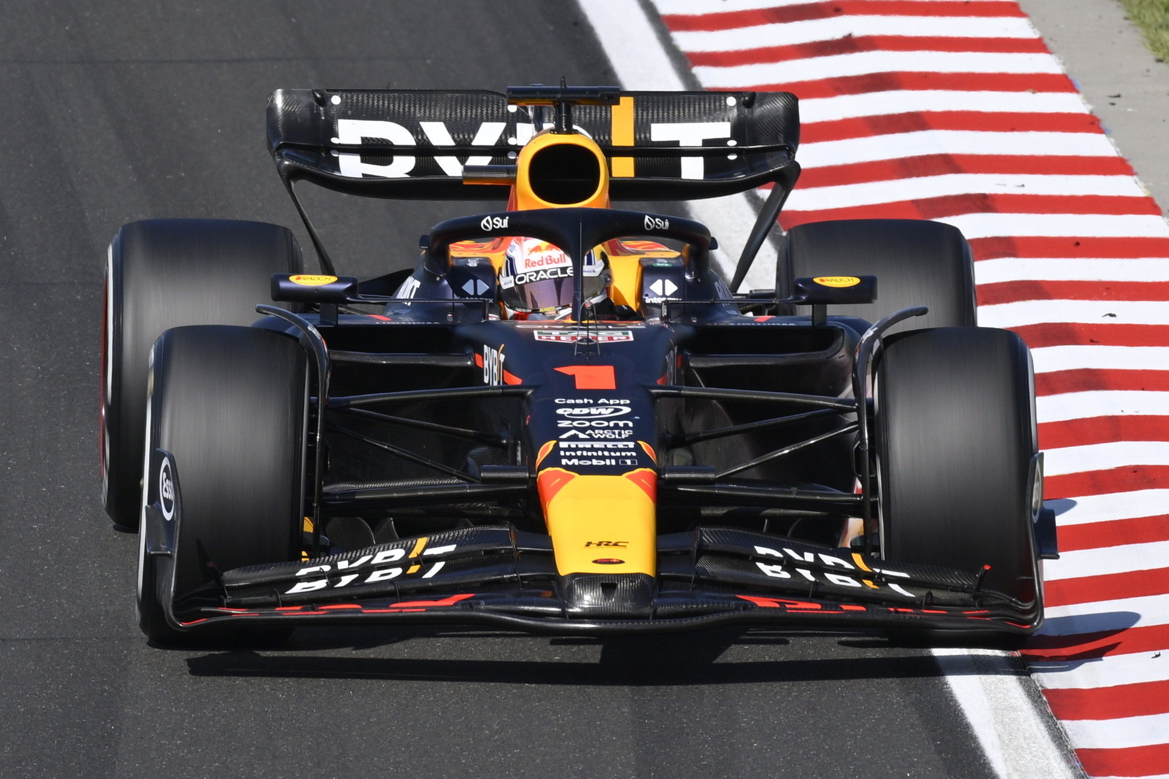 Mogyorod (Hungary), 23/07/2023.- Red Bull driver Max Verstappen of the Netherlands steers his car during the Hungarian Formula One Grand Prix at the Hungaroring circuit, in Mogyorod, near Budapest, Hungary, 23 July 2023. (Fórmula Uno, Hungría, Países Bajos; Holanda) EFE/EPA/Zsolt Czegledi HUNGARY OUT