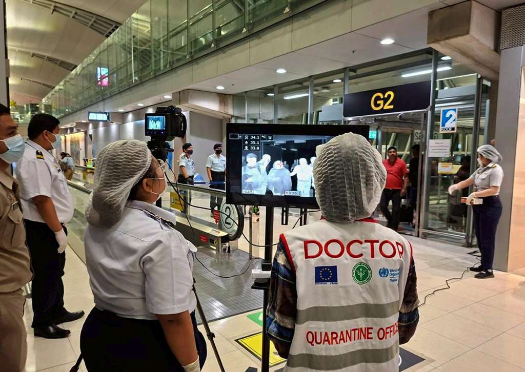 SAMUT PRAKAN (Thailand), 25/01/2026.- A handout photo released by Suvarnabhumi Airport shows Thai health officials wearing protective masks monitoring passengers from international flights arriving at Suvarnabhumi Airport, Samut Prakan province, Thailand, 25 January 2026. Thailand’s international disease control checkpoints at Suvarnabhumi and Don Mueang International Airports began implementing health screening measures for flights arriving from West Bengal, India, to monitor and prevent Nipah virus infection. The measures started on 25 January 2026, following reports of a Nipah virus outbreak in the area. (Tailandia) EFE/EPA/THE SUVARNABHUMI AIRPORT OFFICE HANDOUT HANDOUT HANDOUT EDITORIAL USE ONLY/NO SALESHANDOUT EDITORIAL USE ONLY/NO SALES