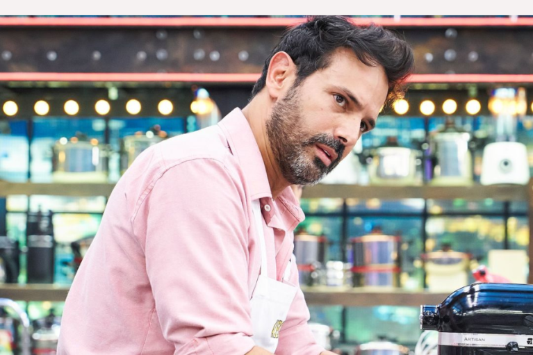 Video: momento exacto de Alejandro Estrada haciendo “trampa” en ‘MasterChef’