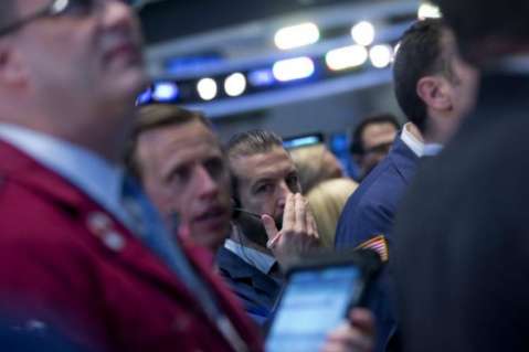 Wall Street baja por malos resultados de empresas