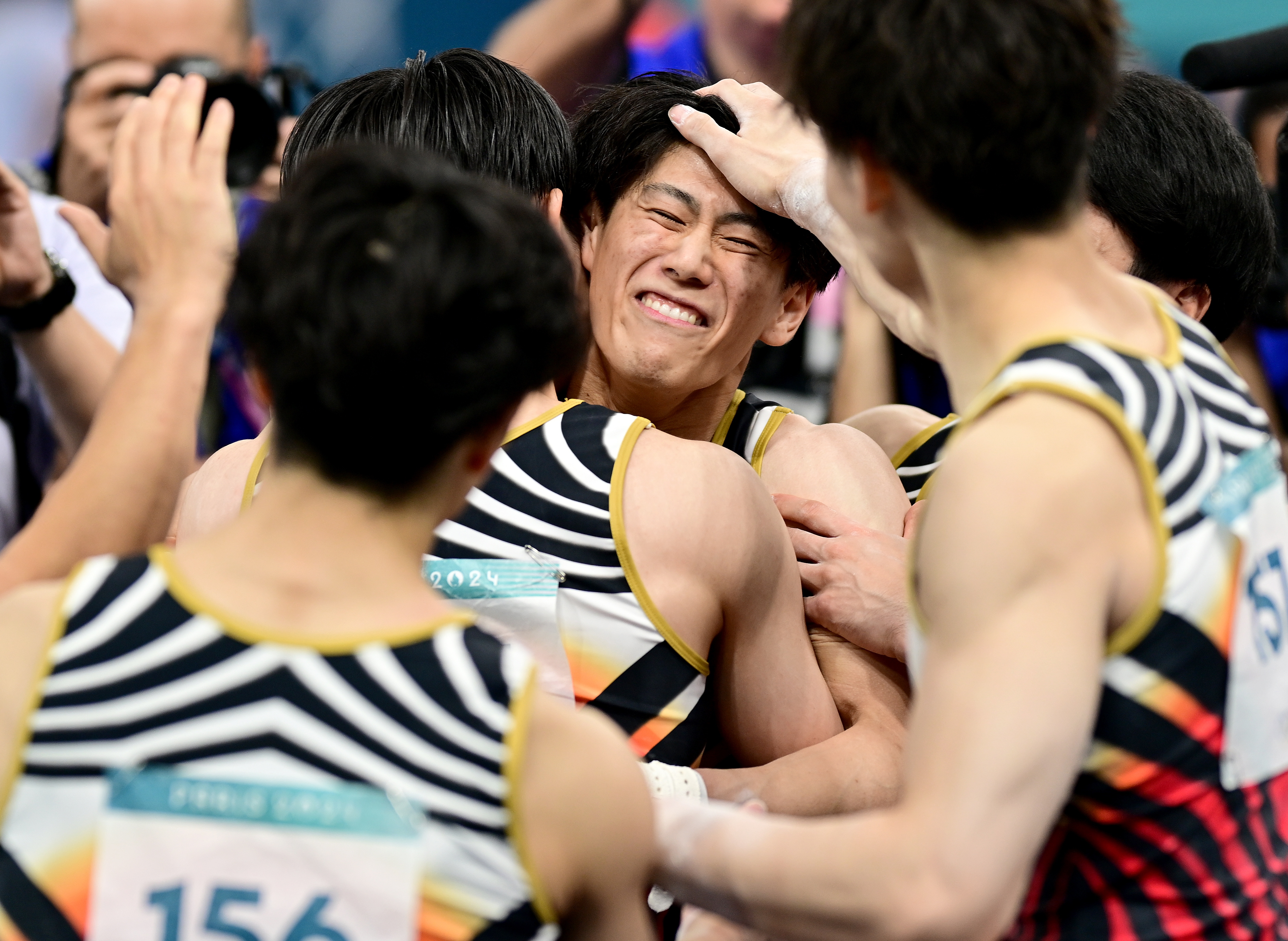 Paris (France), 29/07/2024.- Daiki Hashimoto (C) and teammates of Japan celebrate after winning the Men Team final of the Artistic Gymnastics competitions in the Paris 2024 Olympic Games, at the Bercy Arena in Paris, France, 29 July 2024. (Francia, Japón) EFE/EPA/CHRISTIAN BRUNA