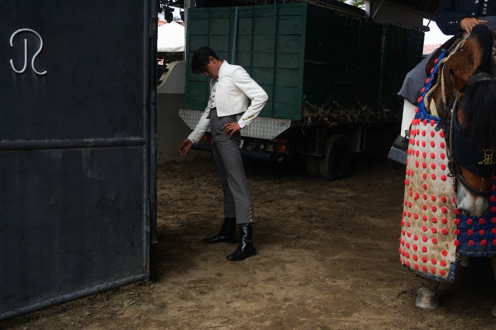Santiago Mendoza, un joven estudiante de una escuela taurina de Táchira, practica antes de su actuación en el primer concurso de escuelas taurinas "Le Bonheur de un Torero", en el estado de Mérida, Venezuela.