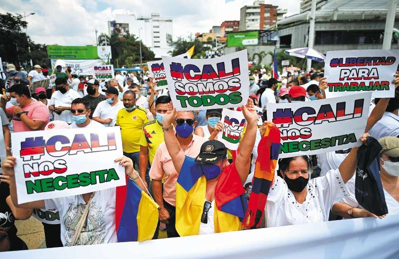 Miles de caleños salieron ayer a las calles a protestar pacíficamente contra los bloqueos. / AFP