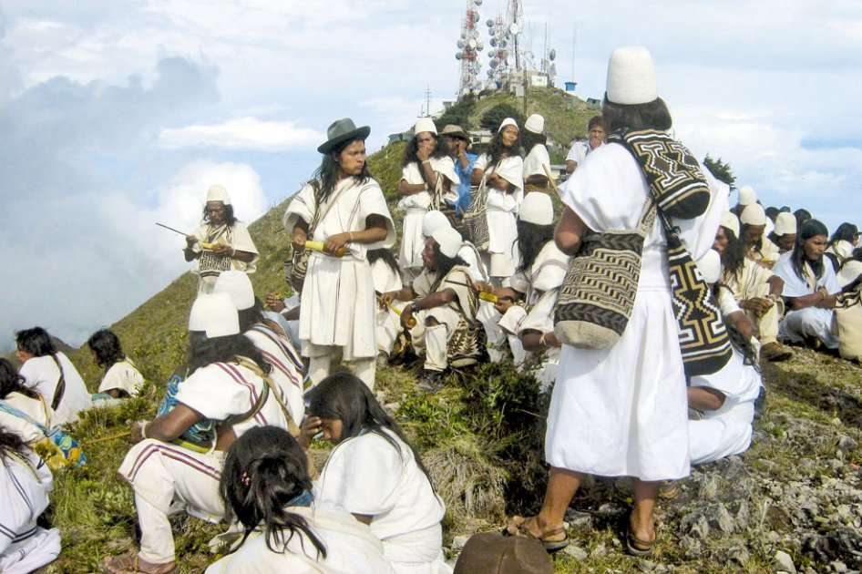 Los arhuacos en las faldas del cerro que guarda “los nueve fundamentos de la reproducción de las semillas”. / Cortesía Catalina Cabrales Durán