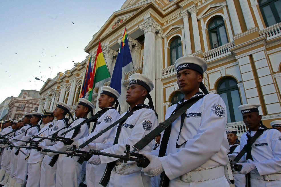 Soldados navales bolivianos durante la izada de bandera en La Paz, dedicada el 4 de mayo a la reivindicación marítima del país./ EFE