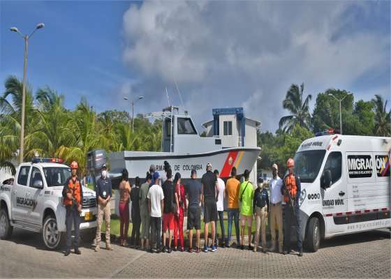 Migrantes irregulares en San Andrés, aparecen en tierra tras ser bajados de la embarcación en la que viajaban .