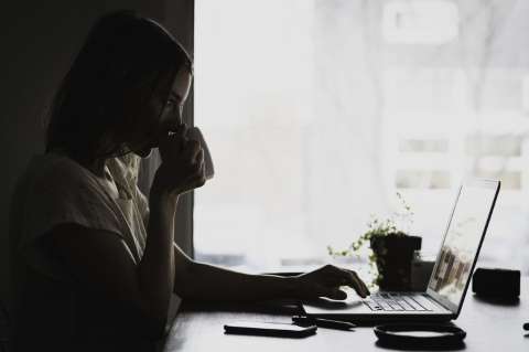 ¿Stalkear es un claro ejemplo de microinfidelidad? Descubre qué es el microengaño