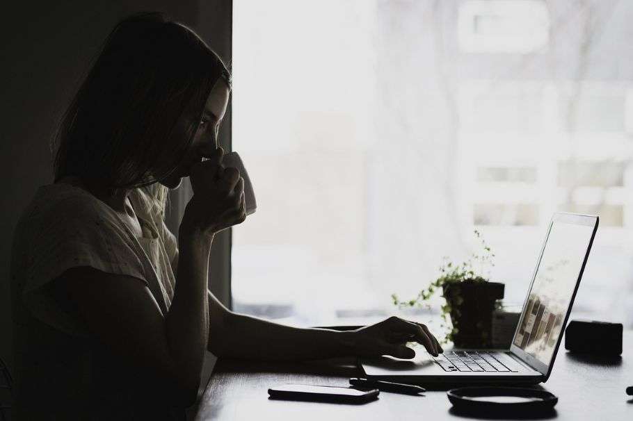 ¿Stalkear es un claro ejemplo de microinfidelidad? Descubre qué es el microengaño
