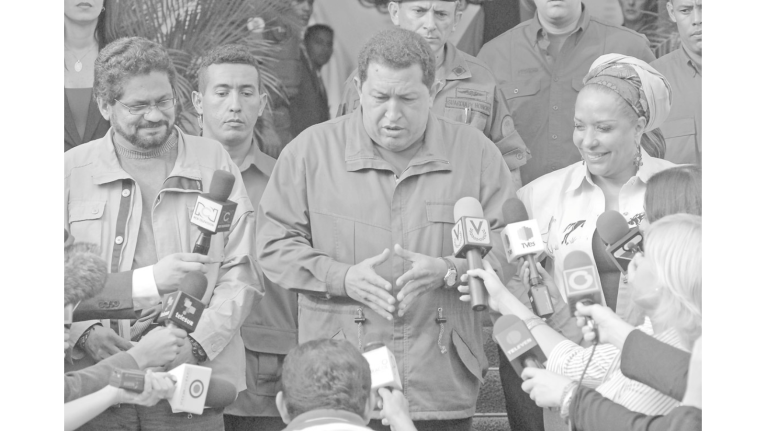 Esta foto, que mostró un emotivo encuentro, en noviembre de 2007, entre el presidente venezolano Hugo Chávez; el comandante de las Farc, Iván Márquez; y la senadora Piedad Córdoba, en las escalinatas del Palacio de Miraflores