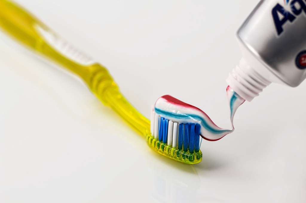 La crema dental no se debe poner en contacto con el trasero.