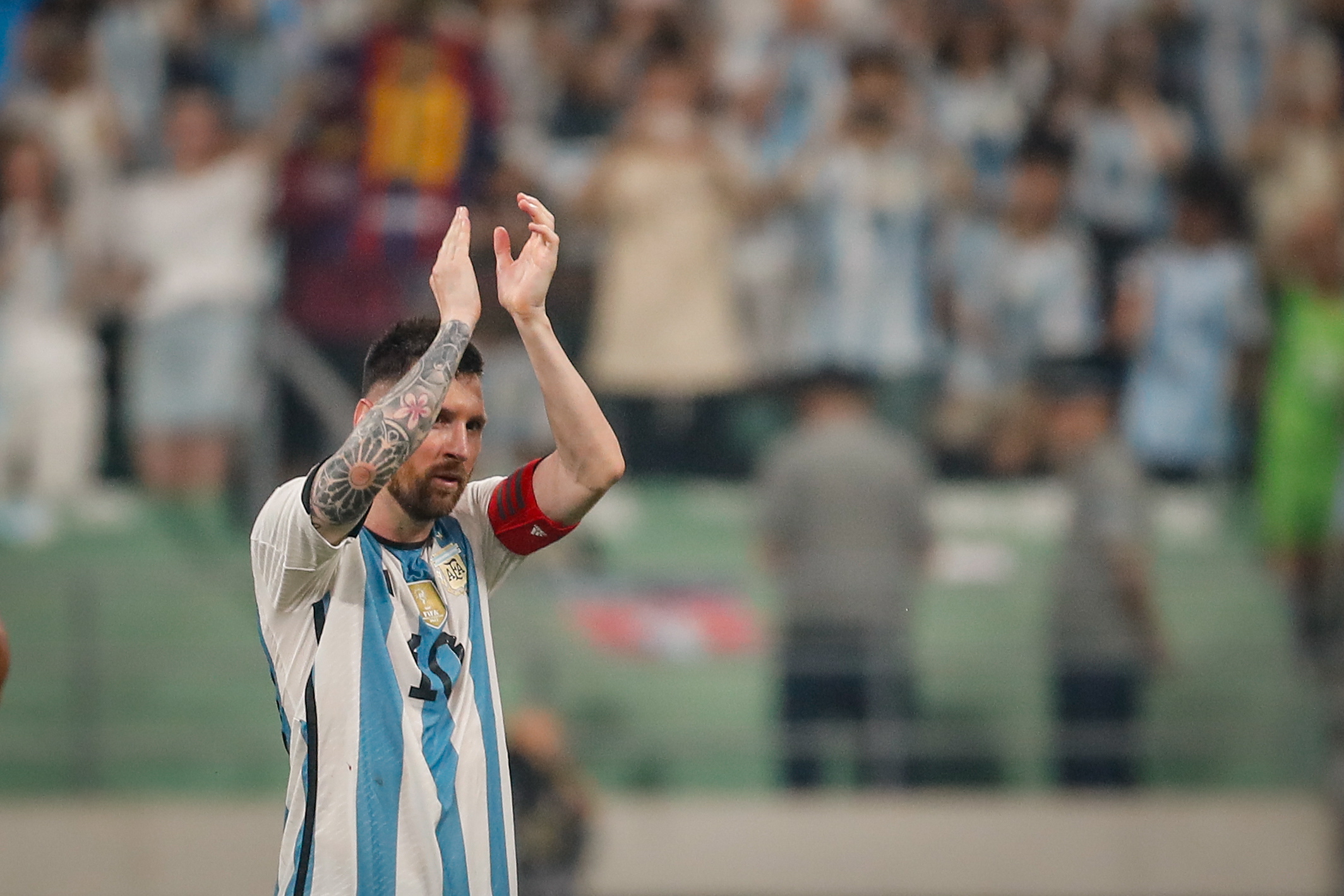 Beijing (China), 15/06/2023.- Lionel Messi of Argentina applauds after the soccer friendly match between Argentina and Australia in Beijing, China, 15 June 2023. (Futbol, Amistoso) EFE/EPA/MARK CRISTINO