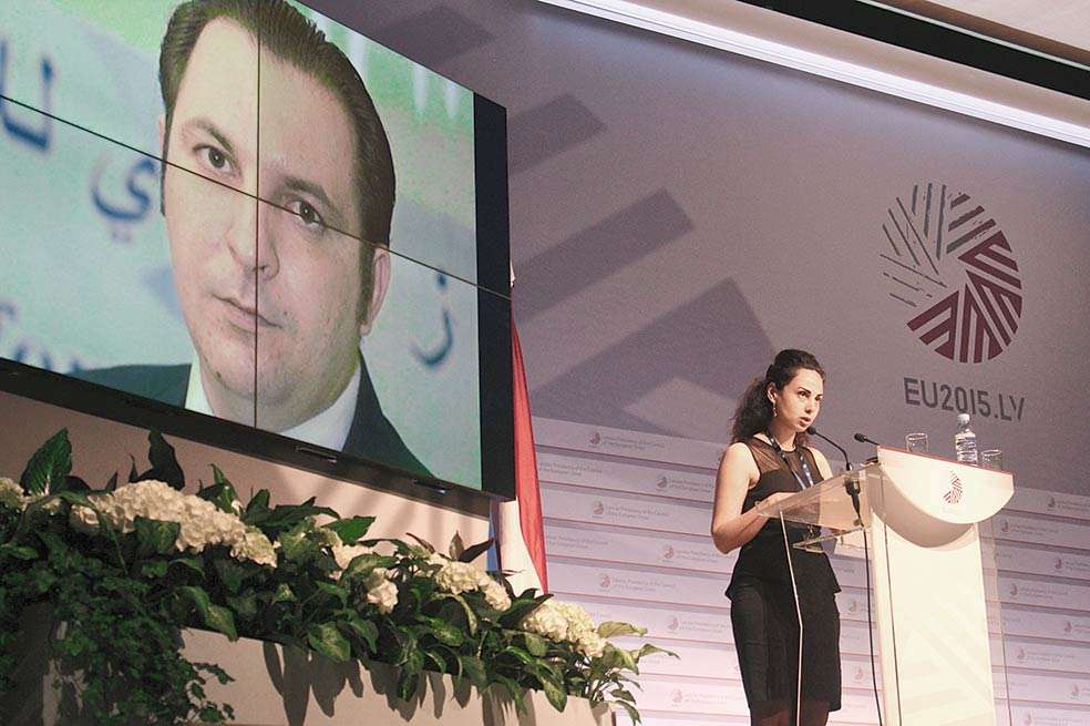 El pasado 3 de mayo, Yara Bader viajó a Latvia para recibir, en nombre de su esposo, el premio Mundial de Libertad de Prensa-Guillermo Cano 2015. / Unesco y archivo personal
