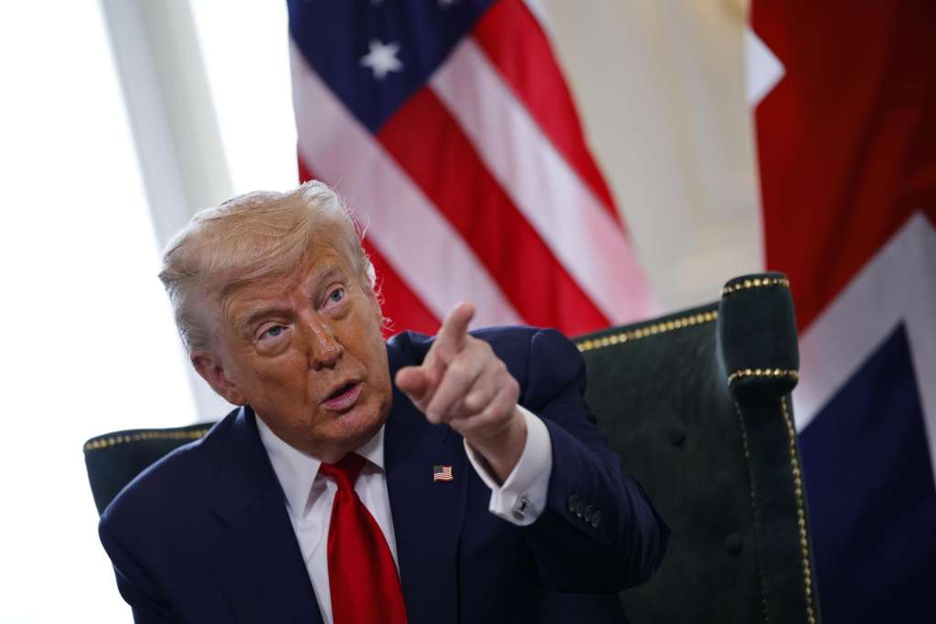 TURNBERRY (United Kingdom), 28/07/2025.- US President Donald J. Trump gestures during a meeting with the British prime minister at the Trump Turnberry golf resort in Turnberry, Scotland, Britain, 28 July 2025. President Trump is on a private trip to Scotland to visit his golf courses. (Reino Unido) EFE/EPA/TOLGA AKMEN / POOL
