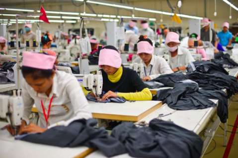 Denuncian abusos en fábricas subcontratadas por grandes marcas en Camboya