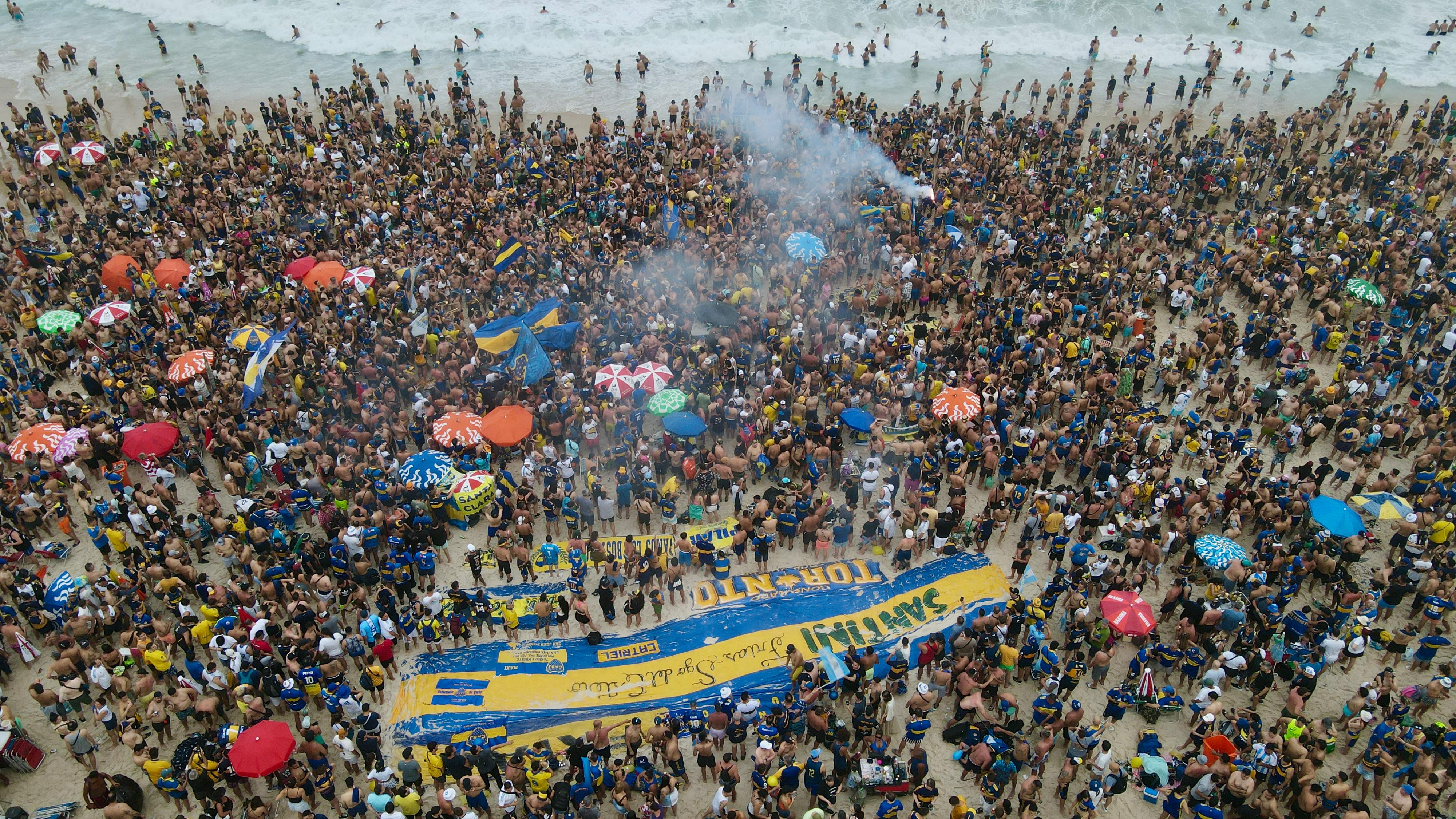 AME3746. RÍO DE JANEIRO (BRASIL), 03/11/2023.- Fotografía aérea de aficionados de Boca Juniors mientras se reúnen para celebrar y cantar a favor de su equipo en la previa de la final de la Copa Libertadores ante Fluminense, hoy, en la playa de Copacabana, en Río de Janeiro (Brasil). La ciudad más emblemática de Brasil será anfitriona este sábado del partido por la final de Copa Libertadores 2023 entre el Boca Juniors argentino y el Fluminense brasileño. EFE/ Antonio Lacerda