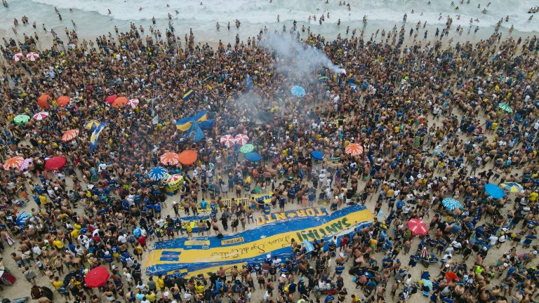 El increíble banderazo de los hinchas de Boca Juniors en Copacabana: video