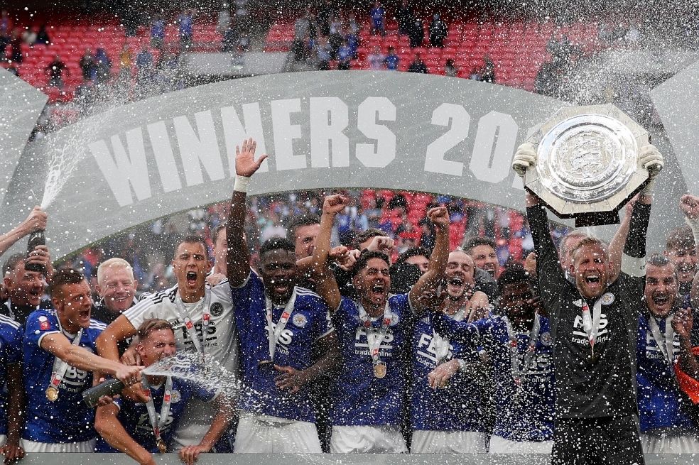 Kasper Schmeichel levantando el título de la Community Shield.