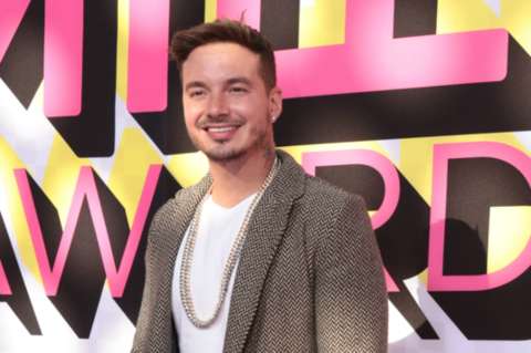 J Balvin critica a los  reguetoneros que hablan de narcotráfico y violencia en sus canciones