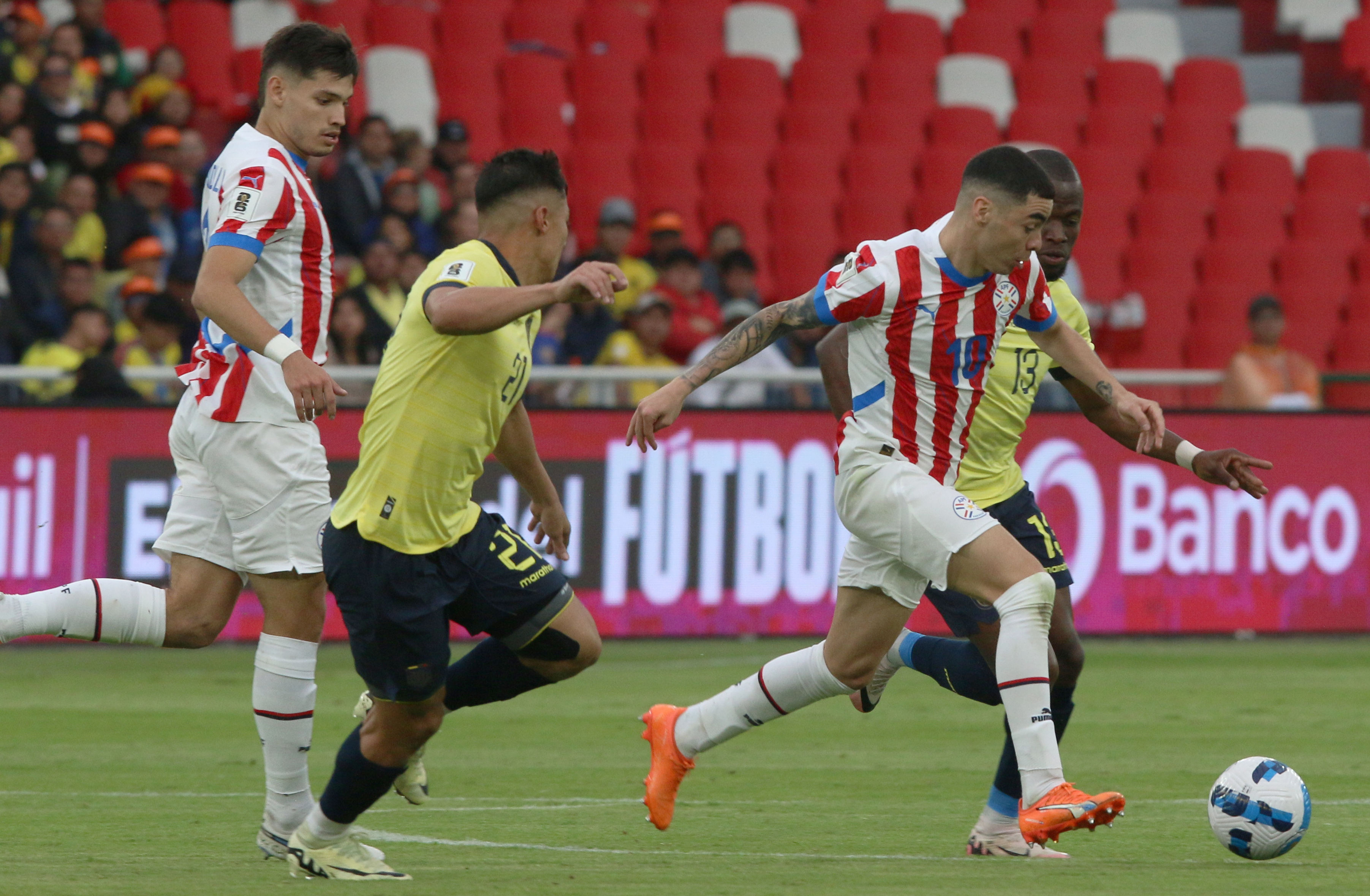 AMDEP8494. QUITO (ECUADOR), 10/10/2024.- Enner Valencia (d) de Ecuador disputa un balón con Miguel Almirón (2-d) de Paraguay este jueves, en un partido de las eliminatorias sudamericanas para el Mundial de 2026 entre Ecuador y Paraguay en el estadio Rodrigo Paz Delgado en Quito (Ecuador). EFE/ Rolando Enriquez
