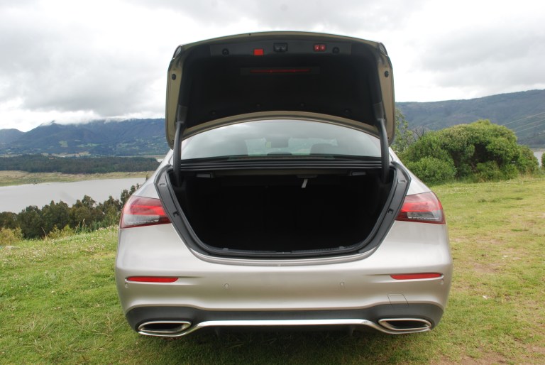La capacidad del baúl es similar a lo que ofrece una GLC (540 litros), aunque no lleva llanta de repuesto y en cambio el carro lleva un equipo de despinchado.