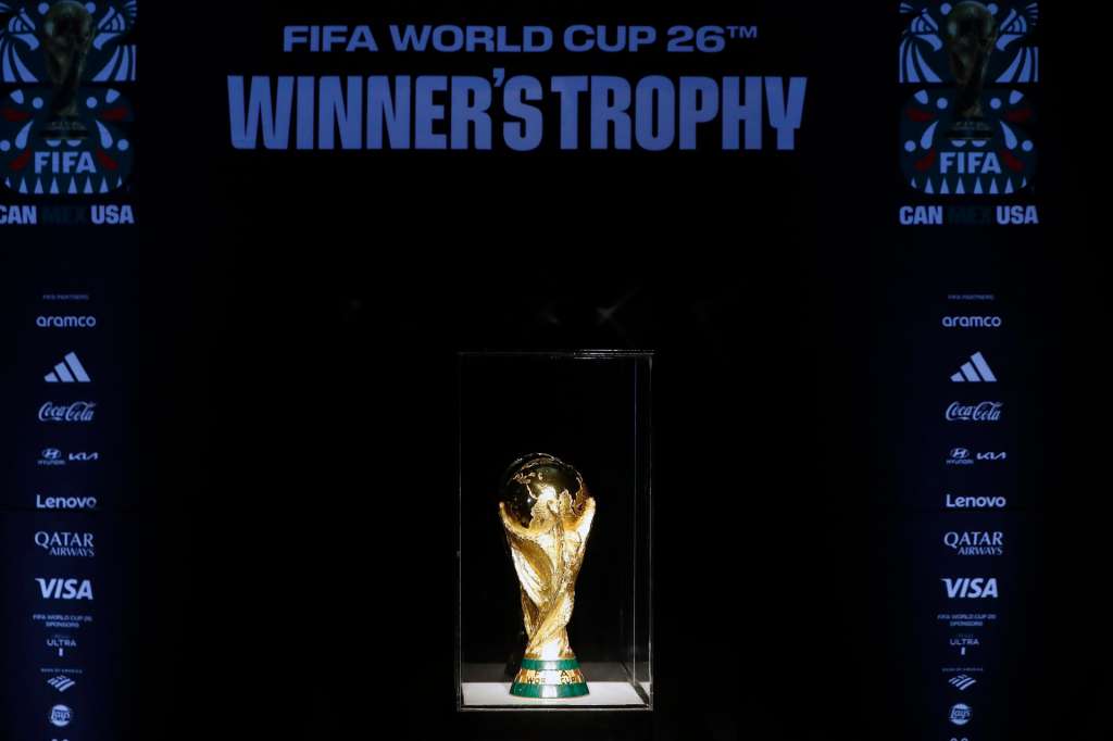 FOTODELDÍA MEX4944. CIUDAD DE MÉXICO (MÉXICO), 11/06/2025.- Fotografía del trofeo de la Copa Mundial de la FIFA, durante la develación del reloj de Mundial este miércoles, en Ciudad de México (México). Obsesionados como son con las fechas, sobre todo si se trata de las de celebraciones, los mexicanos encendieron hoy el reloj de cuenta regresiva rumbo a la Copa Mundial de fútbol que organizarán por tercera vez a partir del próximo 11 de junio. EFE /Mario Guzmán