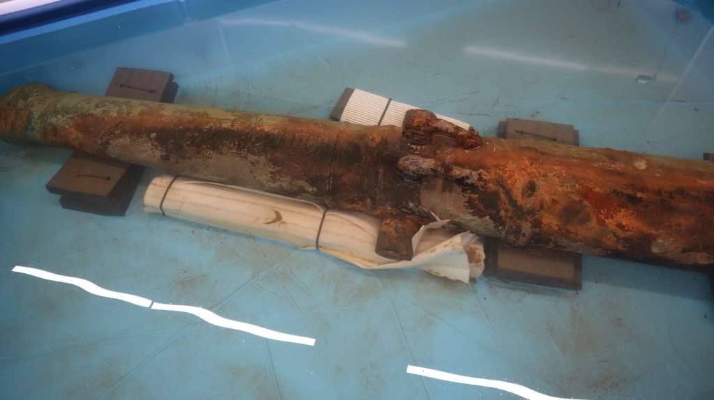 ELESPECTADOR/ En Cartagena, Colombia. Noviembre 22/2025 En el  Laboratorio de Patrimonio Cultural Sumergido del Centro de Investigaciones Oceanográficas e Hidrográficas del Caribe se encuentran los objetos arqueológicos del naufragio del galeón San José, recolectados hace dos  días por el Estado colombiano, para su conservación y estudio científico.  Allí se encuentra un cañón de bronce en  inmersión en una piscina, manteniendo condiciones análogas a las del entorno marino para asegurar su estabilidad inicial. Adicionalmente, el ICANH informó que en este mismo sitio  se conservan y estudian dos tazas de porcelana.
Las tres macuquinas, monedas,  que salieron del mar,  fueron llevadas al Museo Nacional de Colombia, donde permanecen en condiciones medioambientales adecuadas. ( Photo Pedro Mendoza)