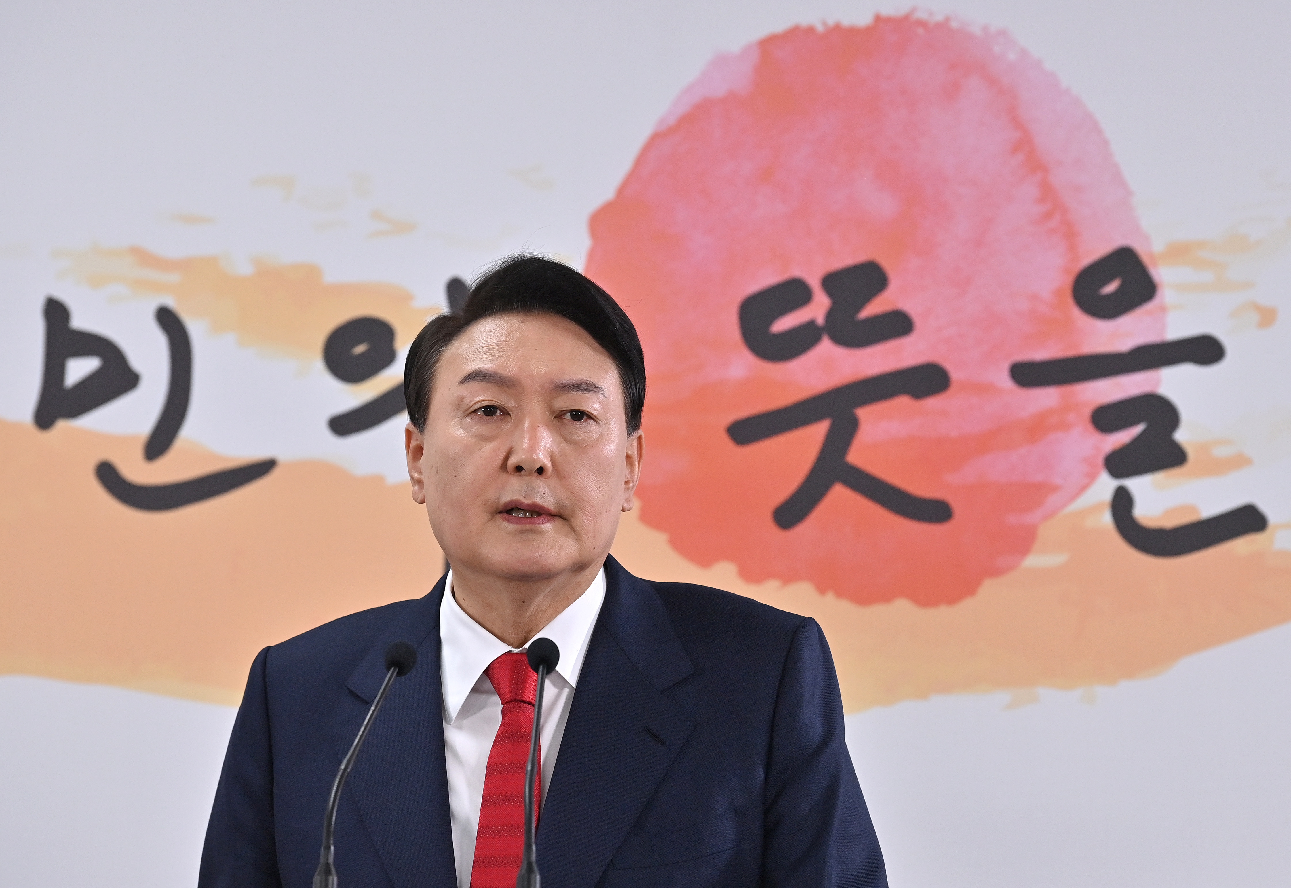 Seoul (Korea, Republic Of), 20/03/2022.- South Korea's president-elect Yoon Suk-yeol speaks during a press conference to address his relocation plans of the presidential office, at his transition team office, in Seoul, South Korea, 20 March 2022. (Corea del Sur, Seúl) EFE/EPA/YONHAP SOUTH KOREA OUT
