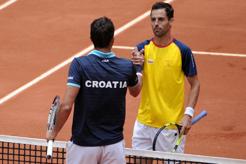 Cilic y Giraldo al final del encuentro que le dio la victoria a Croacia en la serie. / Mauricio Alvarado - El Espectador