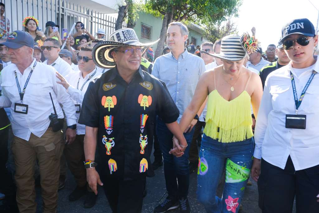 El exsenador Marío Fernández, en medio del presidente Petro y la primera dama Verónica Alcocer.