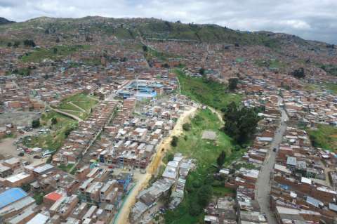 Hallan tres cuerpos dentro de un taxi en zona rural de Bogotá