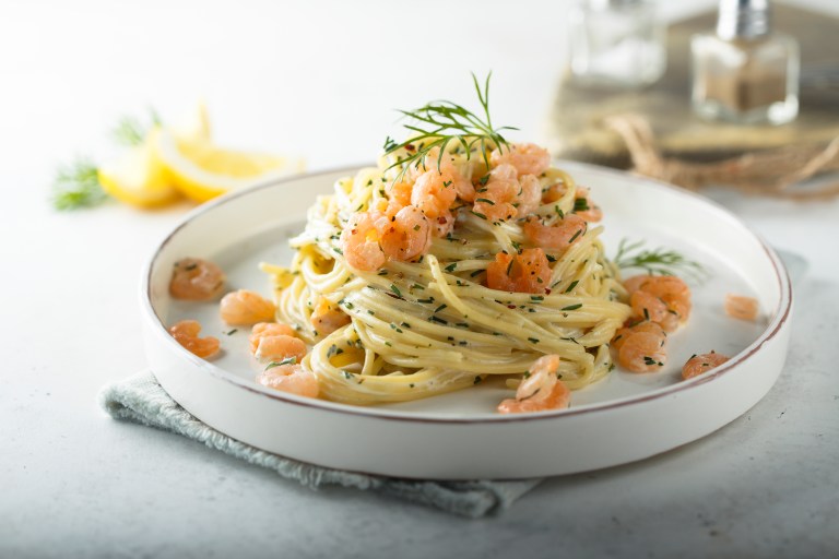 ¿Pasta con camarones para el almuerzo? Aquí te enseñamos a hacerla