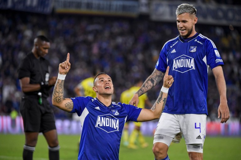 Leonardo Castro (i), autor del segundo gol de Millonarios en el juego ante Águilas Doradas en El Campín.