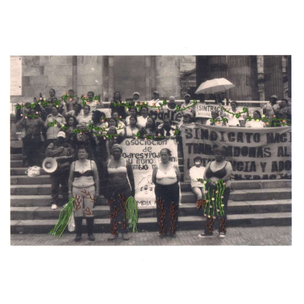 Paro de madres sustitutas y comunitarias en Bogotá, Colombia. Intervención foto-textil: Maria Paula De La Gala Salinas.