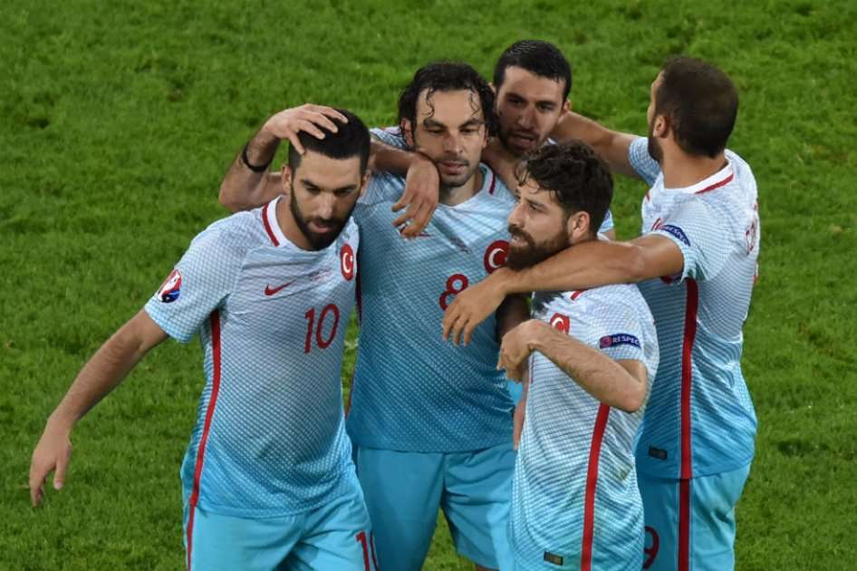 Turquía quiere clasificarse como uno de los mejores terceros de la Euro. / AFP