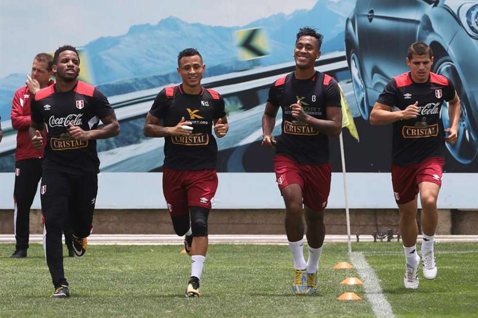 Jefferson Farfán (2i), Yoshimar Yotún (i), Renato Tapia (d) y Aldo Corzo (2d), este sábado, durante el entrenamiento de la selección peruana. / EFE