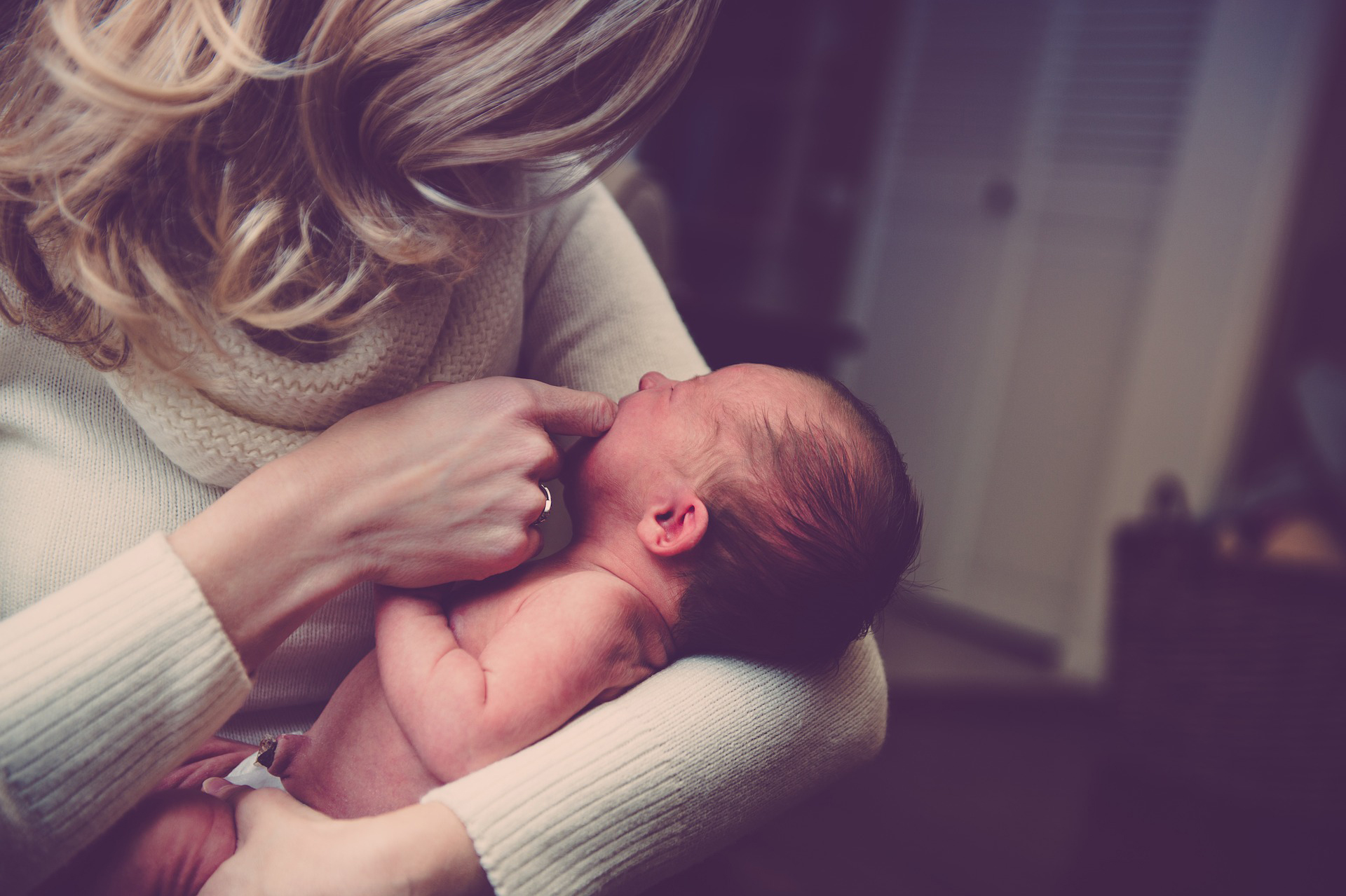 Mamá recién nacido bebé, cuidados de la piel del bebé.
