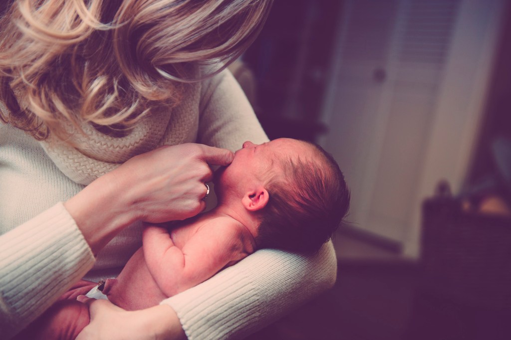 Mamá recién nacido bebé, cuidados de la piel del bebé.