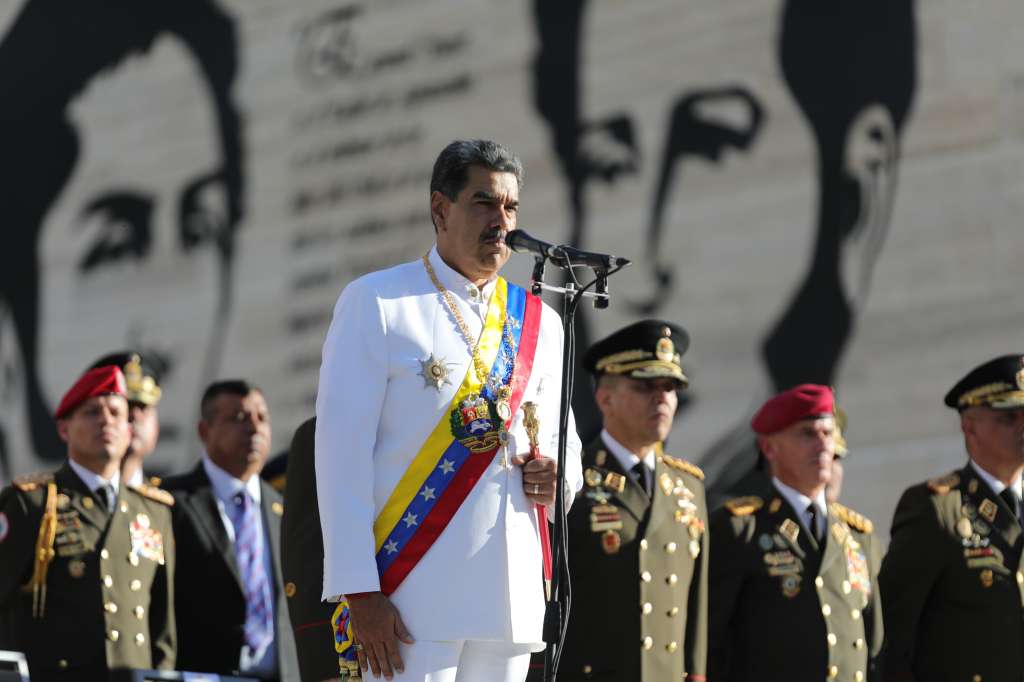 AME4464. CARACAS (VENEZUELA), 09/12/2024.- Fotografía cedida por Prensa Miraflores del presidente de Venezuela, Nicolás Maduro, durante un acto de condecoración a 21 venezolanos sancionados por el Tesoro de Estados Unidos, este lunes en Caracas (Venezuela). Maduro condecoró a los 21 venezolanos sancionados por Estados Unidos, a quienes el Departamento del Tesoro acusa de "represión" y de intentar "robar" las presidenciales del 28 de julio, en las que el mandatario fue proclamado ganador por el ente electoral, un resultado que la mayor coalición opositora considera fraudulento. EFE/ Prensa Miraflores / SOLO USO EDITORIAL/ SOLO DISPONIBLE PARA ILUSTRAR LA NOTICIA QUE ACOMPAÑA (CRÉDITO OBLIGATORIO)