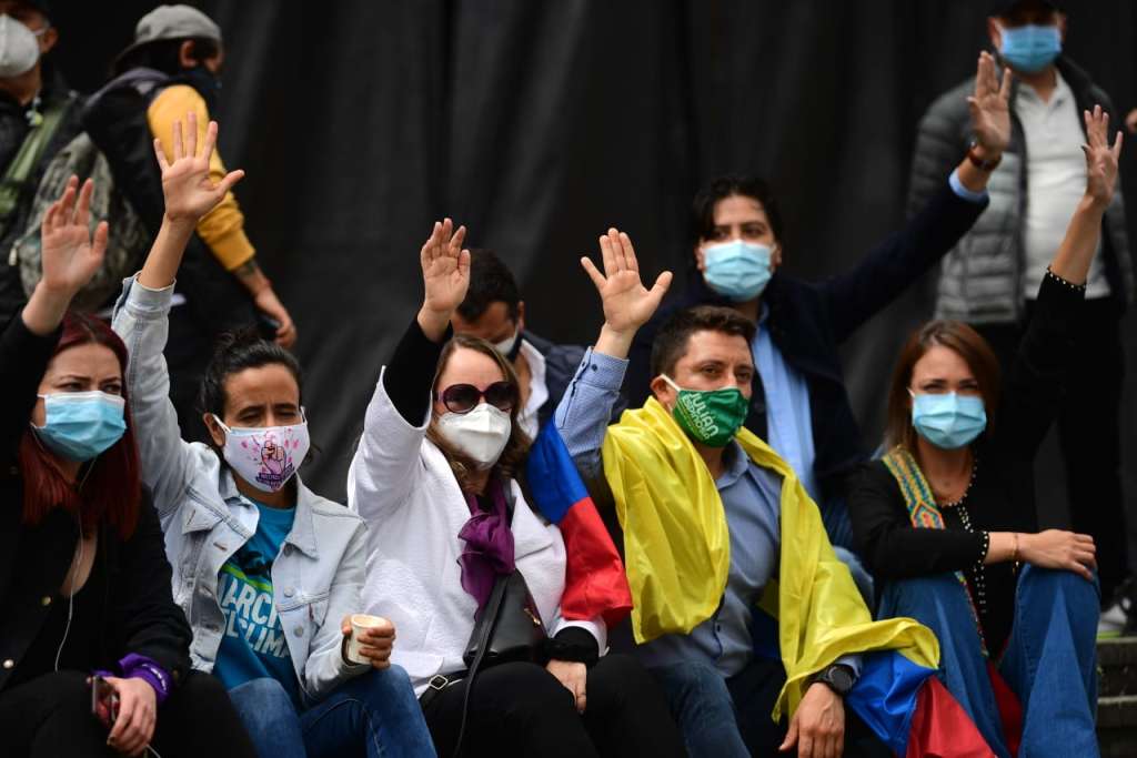 Concejales de Bogotá alzando la mano