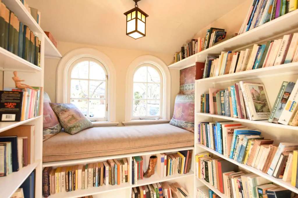 En California, Estados Unidos, puede alojarse en una casa llena de libros en todos sus espacios.