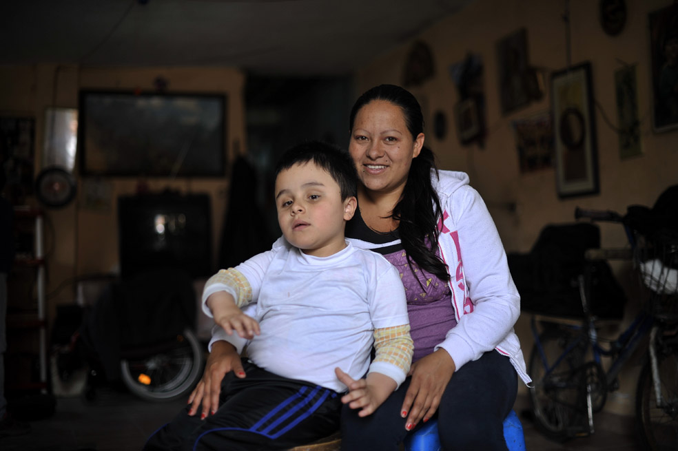 Cielo Peláez y su hijo esperan que la orden de la justicia a Saludcoop se cumpla de forma permanente. / Gustavo Torrijos