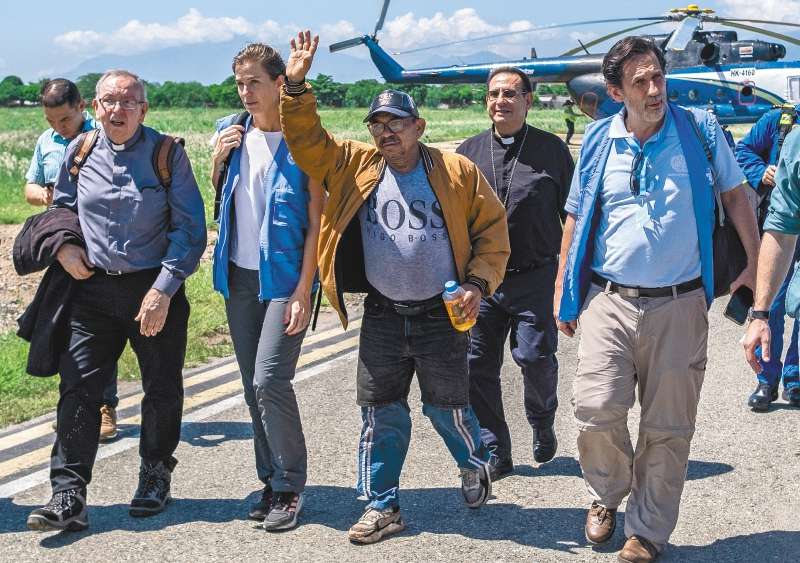Fotografía cedida hoy por la ONU que muestra a Luis Manuel Díaz (c), padre del futbolista Luis Díaz, del Liverpool, dejado en libertad hoy después de doce días secuestrado por la guerrilla del Ejército de Liberación Nacional (ELN) en Valledupar (Colombia).