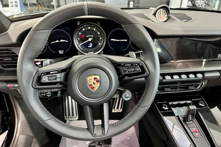 El volante deportivo GT, forrado de cuero, tiene la marca de las 12 horas en Gris Pizarra, el mismo color que los cinturones de seguridad.