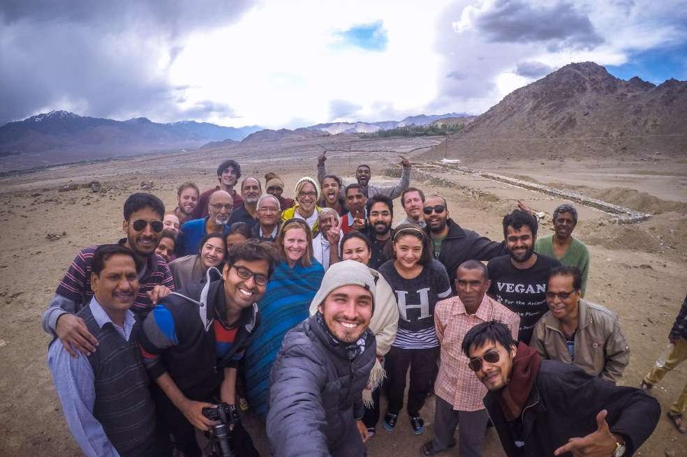 El colombiano Felipe Villegas Múnera (en el centro) con sus compañeros y amigos de meditación en la India. / Archivo particular