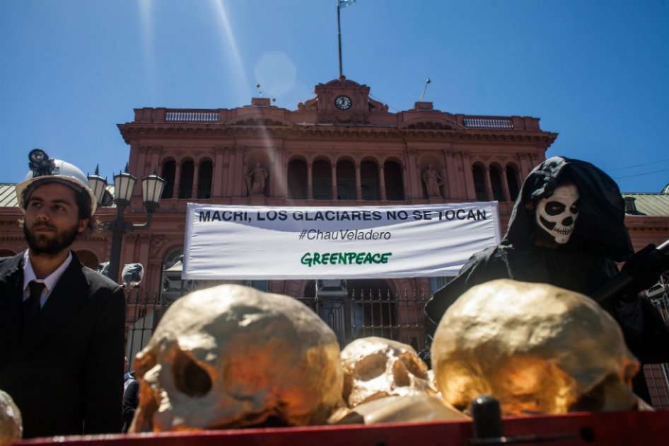 Los manifestantes le exigieron a Macri que clausure la mina de Veladero, ubicada en la provincia de San Juan. / Cortesía Greenpeace