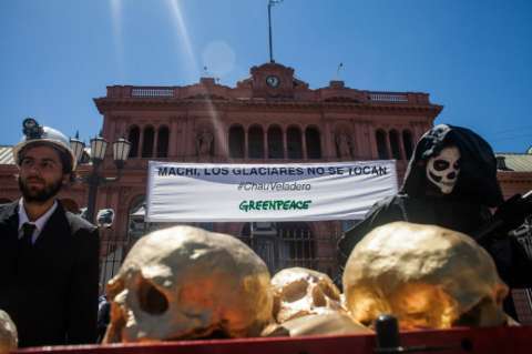 Greenpeace usa calaveras doradas para denunciar apoyo de Macri a Barrick Gold