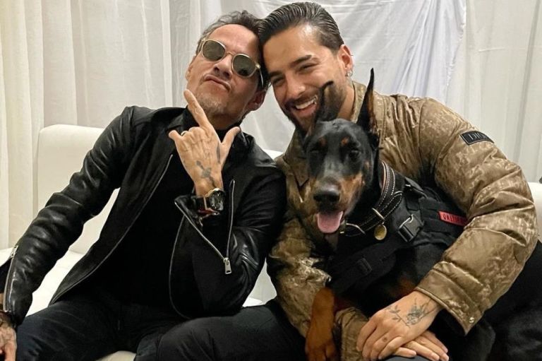 Video: Marc Anthony se arrodilló ante Maluma. “Te amo mucho”