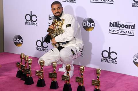 Drake gana 13 premios y rompe récord en los Billboard
