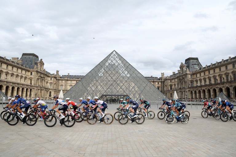 Paris (France), 23/07/2023.- The peleton rides past the pyramid of the Louvre Museum during the 21st and final stage of the Tour de France 2023 over 115kms from Saint-Quentin-en-Yvelines to Paris Champs-Elysee, France, 23 July 2023. (Ciclismo, Francia) EFE/EPA/MOHAMMED BADRA / POOL